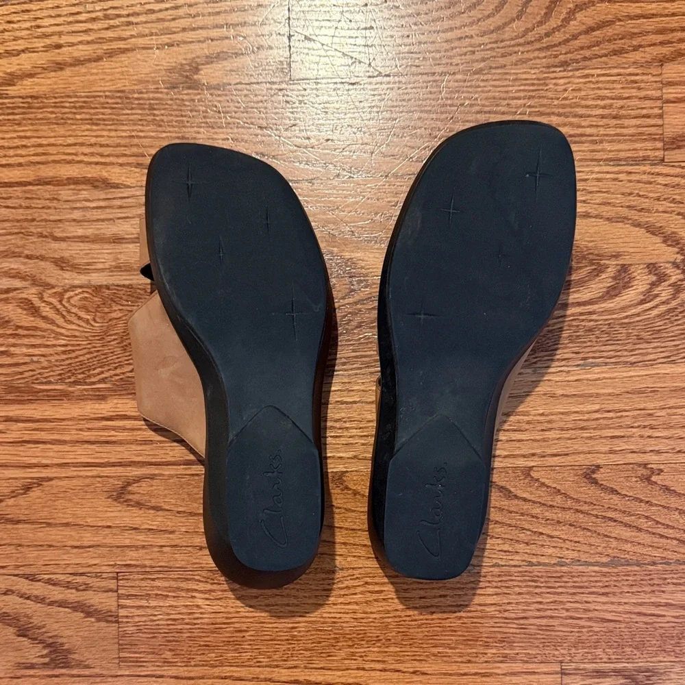 Clarks Tan and Black Slide Sandals - Picture 2 of 3
